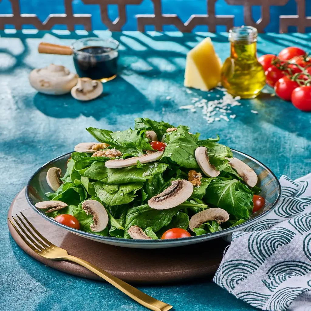 سلطة روكا بصوص البلسميك